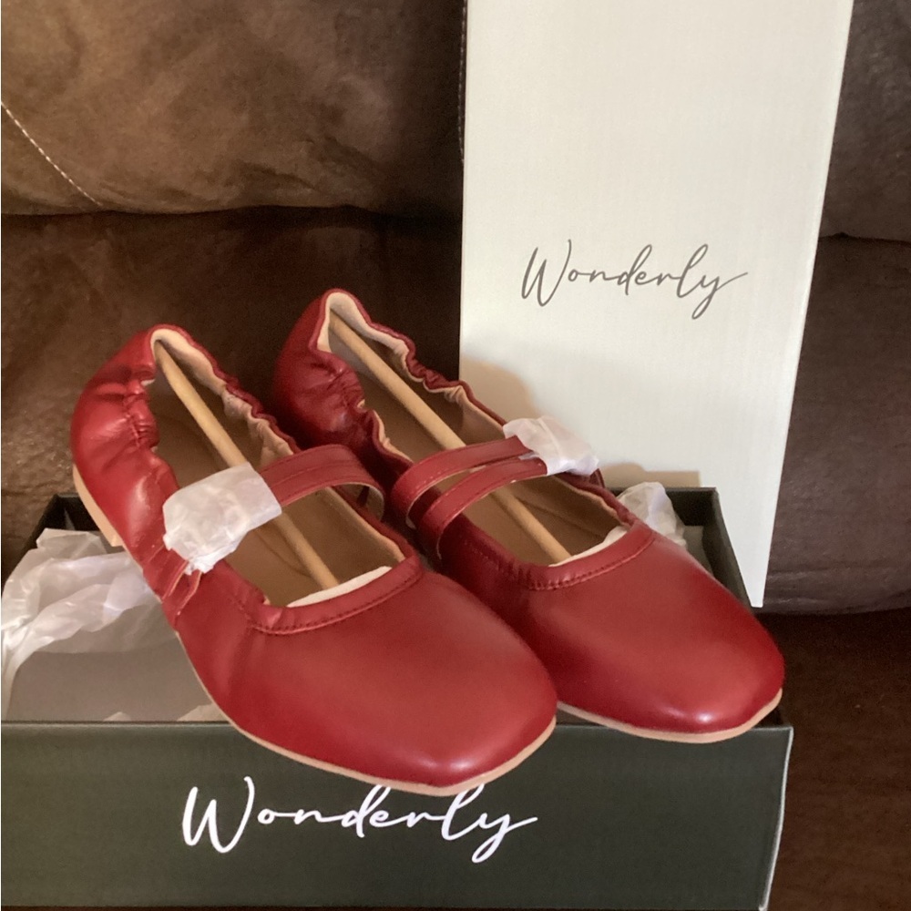 NWB-Wonderly
Emery Mary Jane Flats-Red SZ 8